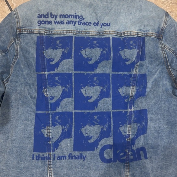 Taylor Swift 1989 Denim Jacket NEW !
NWOT
Never worn !
Fast shipping ;) - Picture 4 of 5
